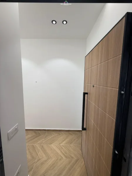 Tirane, jepet me qera zyre Kati 1, 130 m² 1.250 € (rezidenca oasis)