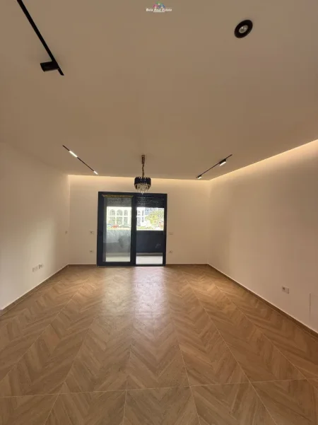 Tirane, jepet me qera zyre Kati 1, 130 m² 1.250 € (rezidenca oasis)