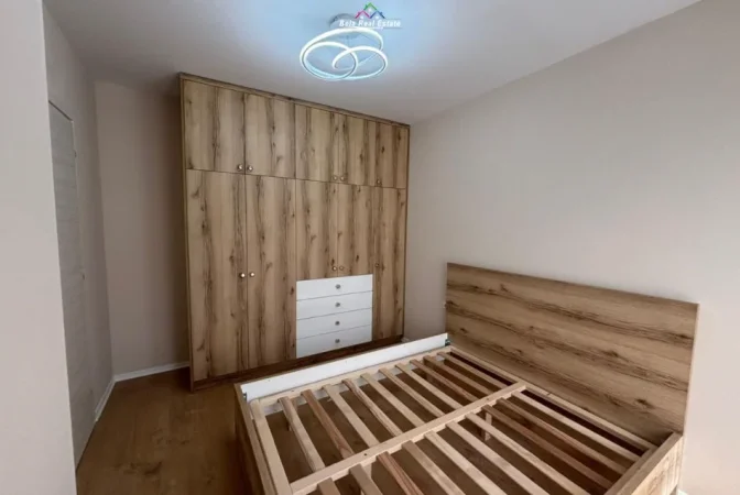 Tirane, jepet me qera apartament 1+1 Kati 3, 65 m² 700 € (jordan misja)