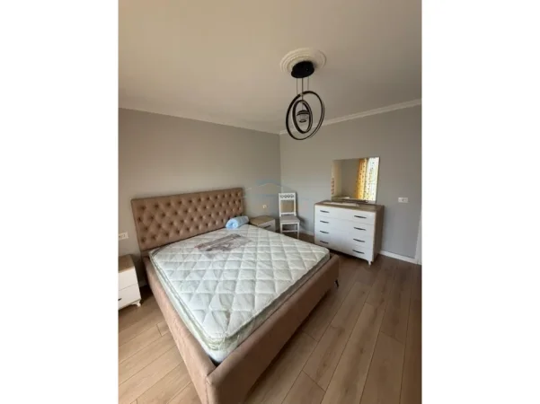 Tirane, jepet me qera apartament 1+1+Ballkon Kati 3, 53 m² 550 € (21 Dhjetori)