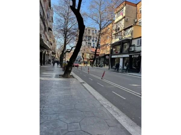 Tirane, shitet dyqan Kati 1, 45 m² 530.000 € 