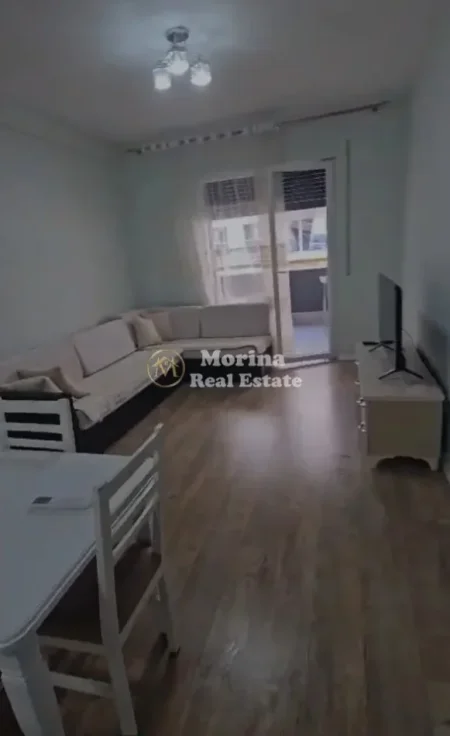 Tirane, jepet me qera apartament 1+1 Kati 3, 80 m² 450 € (Laprake)