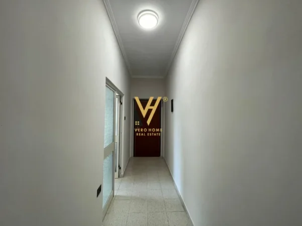 Tirane, jepet me qera zyre Kati 3, 70 m² 700 € (SHALLVARET)