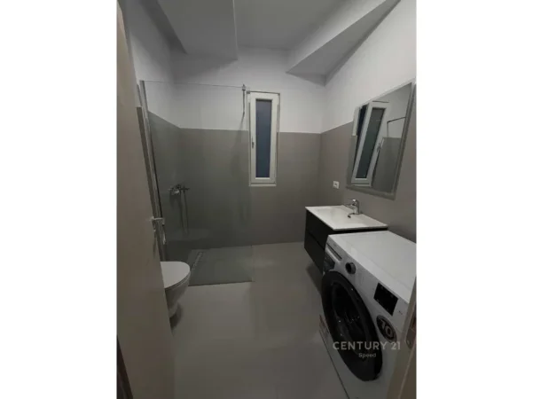 Tirane, jepet me qera apartament 1+1 Kati 3, 62 m² 550 € (astir)