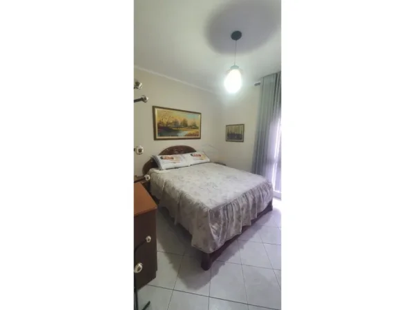 Tirane, jepet me qera apartament 2+1+2 Kati 3, 100 m² 600 € (BRRYLI)