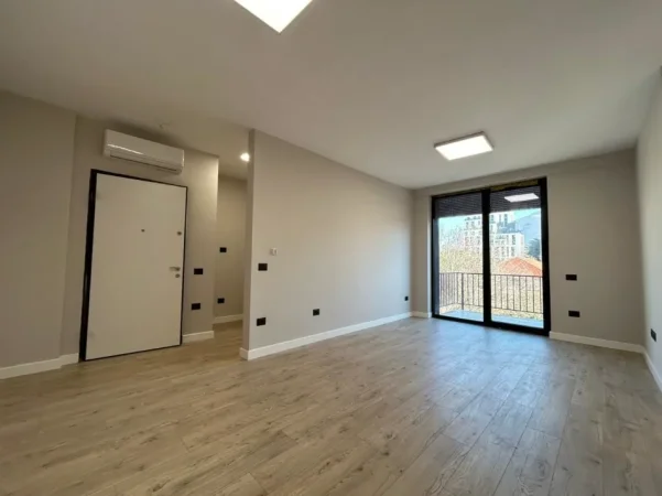 Tirane, jepet me qera zyre Kati 2, 73 m² 650 € (PAZARI I RI)