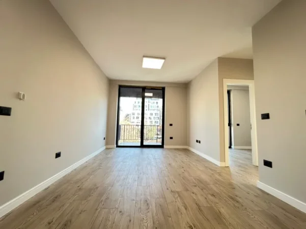 Tirane, jepet me qera zyre Kati 2, 73 m² 650 € (PAZARI I RI)