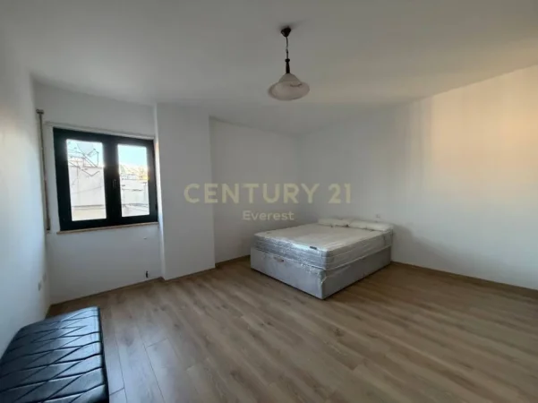 Tirane, jepet me qera apartament 3+1+Ballkon Kati 9, 140 m² 1.000 € 