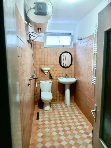 Tirane, jepet me qera apartament 1+1+Ballkon Kati 0, 60 m² 440 € (ALI DEMI)
