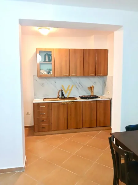 Tirane, jepet me qera apartament 1+1+Ballkon Kati 0, 60 m² 440 € (ALI DEMI)
