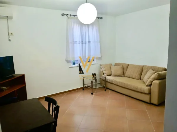 Tirane, jepet me qera apartament 1+1+Ballkon Kati 0, 60 m² 440 € (ALI DEMI)