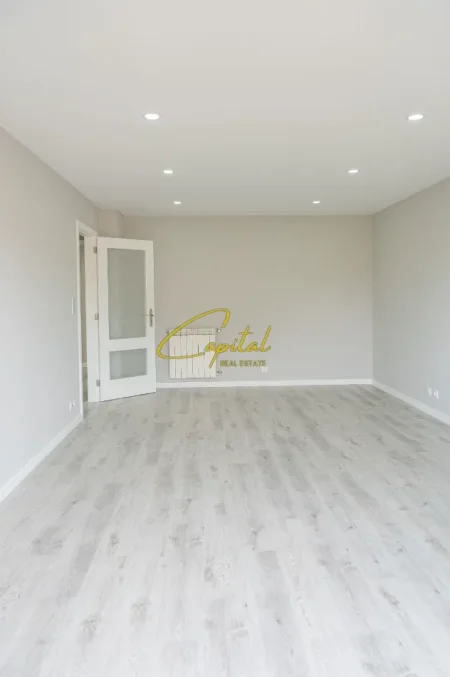 Tirane, jepet me qera dyqan Kati 0, 35 m² 1.300 € (21 DHJETORI)