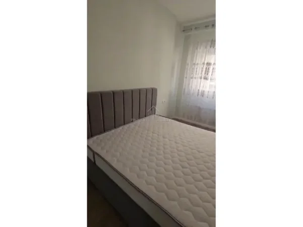 Tirane, jepet me qera apartament 1+1 Kati 3, 80 m² 450 € (Rruga Dritan Hoxha, Kompleksi Aura)