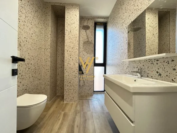 Tirane, jepet me qera zyre Kati 2, 75 m² 670 € (SHKOLLA E KUQE)