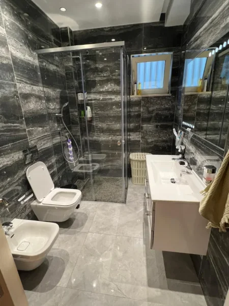 Tirane, jepet me qera apartament 2+1 Kati 1, 117 m² 900 € (Liqeni i Thate.)