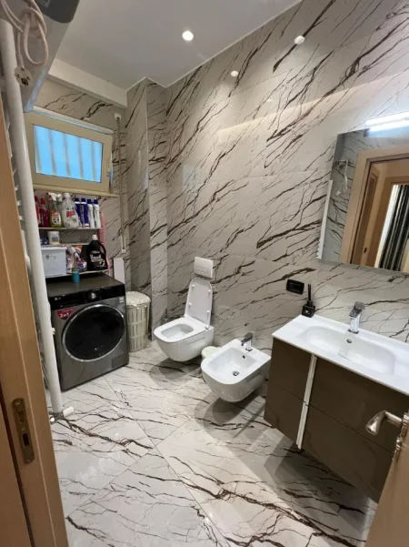 Tirane, jepet me qera apartament 2+1 Kati 1, 117 m² 900 € (Liqeni i Thate.)