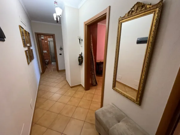Tirane, jepet me qera apartament 2+1+Ballkon Kati 8, 100 m² 1.000 € (Rruga e Elbasanit)