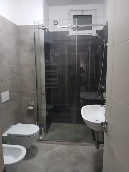 Tirane, jepet me qera apartament 2+1 Kati 4, 108 m² 550 € (kompleksi latifi)