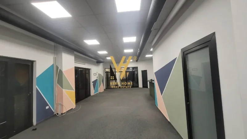 Tirane, jepet me qera zyre Kati 1, 191 m² 2.200 € (RRUGA E DIBRES)