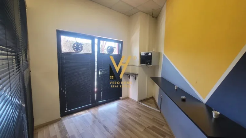 Tirane, jepet me qera zyre Kati 1, 191 m² 2.200 € (RRUGA E DIBRES)