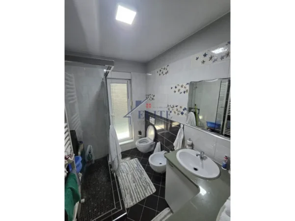 Tirane, shitet apartament 3+1+Ballkon Kati 8, 140 m² 350.000 € (Kompleksi Magnet)