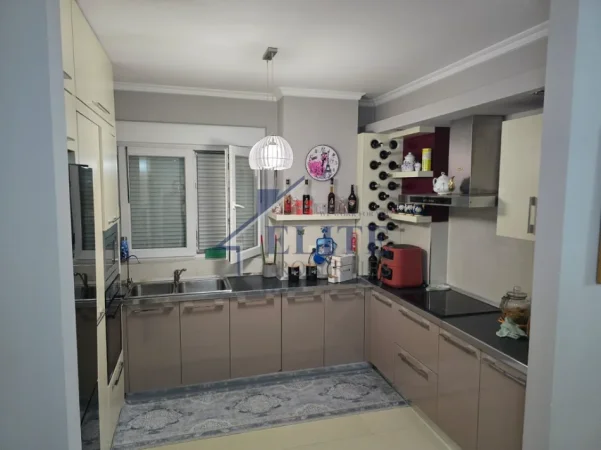 Tirane, shitet apartament 3+1+Ballkon Kati 8, 140 m² 350.000 € (Kompleksi Magnet)