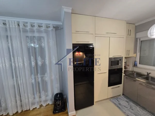 Tirane, shitet apartament 3+1+Ballkon Kati 8, 140 m² 350.000 € (Kompleksi Magnet)