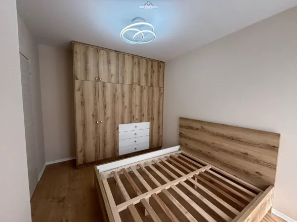 Tirane, jepet me qera apartament 1+1 Kati 3, 65 m² 700 € (Stacioni i Trenit, rruga Jordan Misja)