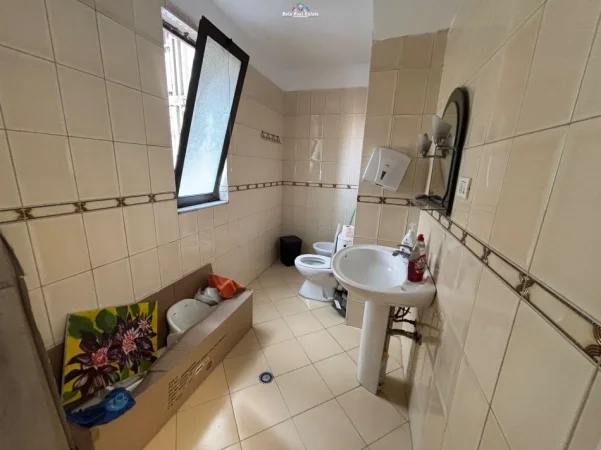 Tirane, jepet me qera zyre Kati 2, 116 m² 1.200 € (Vasil Shanto, rruga Sulejman Delvina)