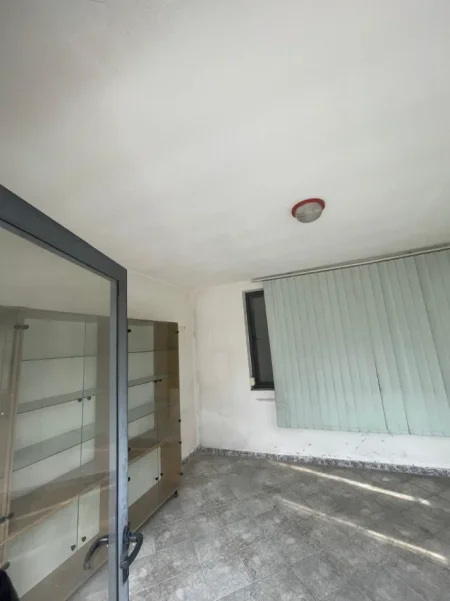 Tirane, jepet me qera magazine Kati 0, 560 m² 3.900 € (AUTOSTRADA TIRANE-DURRES)