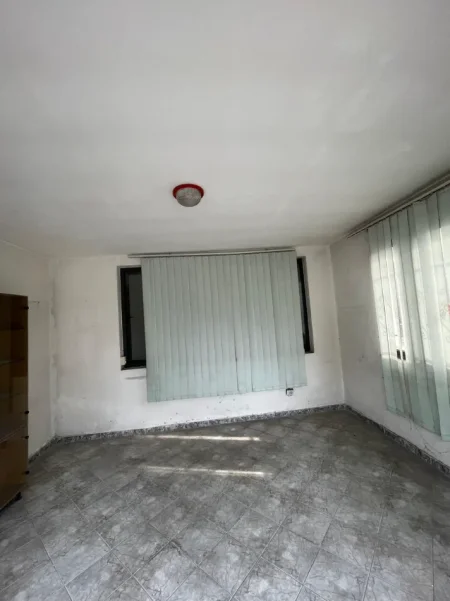 Tirane, jepet me qera magazine Kati 0, 560 m² 3.900 € (AUTOSTRADA TIRANE-DURRES)