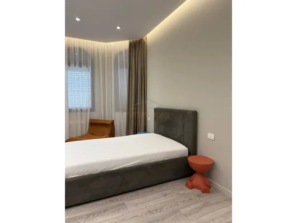 Tirane, shitet Vile 3 Katshe Kati 0, 700 m² 2.000.000 € (Liqeni i Thatë)
