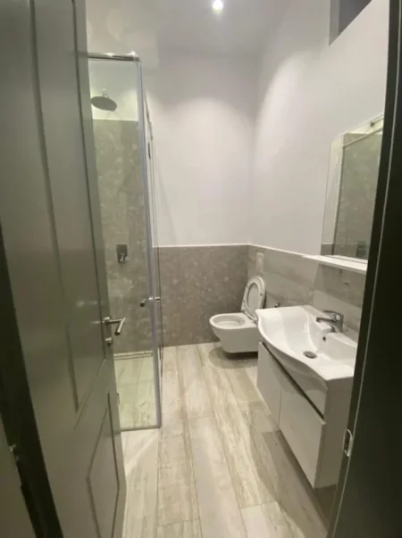 Tirane, jepet me qera apartament 2+1+Ballkon Kati 2, 70 m² 700 € (Rruga e Durresit)
