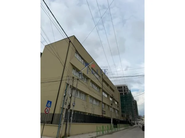 Tirane, shitet garazh | post parkimi Kati -2, (Paskuqan)