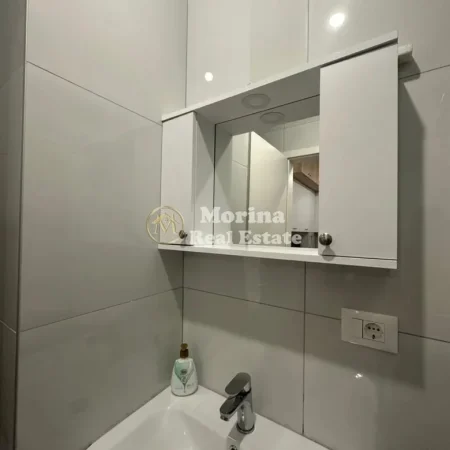 Tirane, jepet me qera apartament 1+1 Kati 8, 45 m² 370 € (Ali Demi)