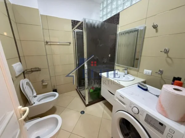 Tirane, jepet me qera apartament 2+1+Ballkon Kati 5, 100 m² 780 € (Kopshti Zoologjik)