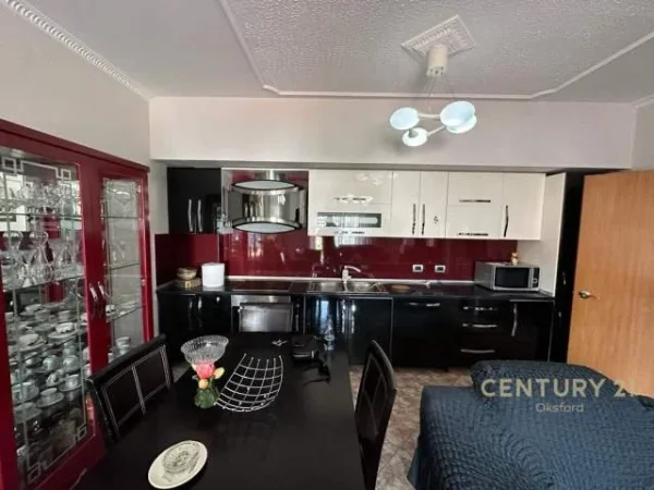 Tirane, Jepet me qira apartament 3+1+2 ne Rrugen Siri Kodra , Selvia.