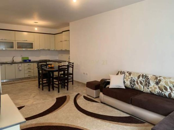 Tirane, jepet me qera 350 Euro