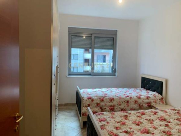 Tirane, jepet me qera 350 Euro