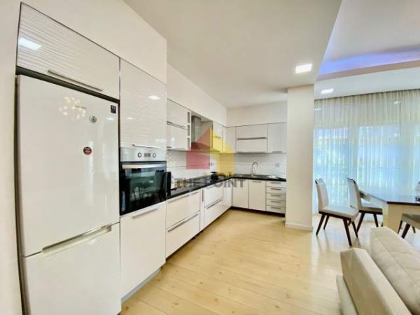 Tirane, jepet me qera apartament 3+1+BLK Kati 2, 130 m² 1.100 Euro (Rruga Myslym Shyri)