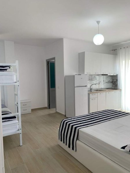 Dhoma plazhi dhe apartamente 1+1 ne Borsh, 20 meter nga deti