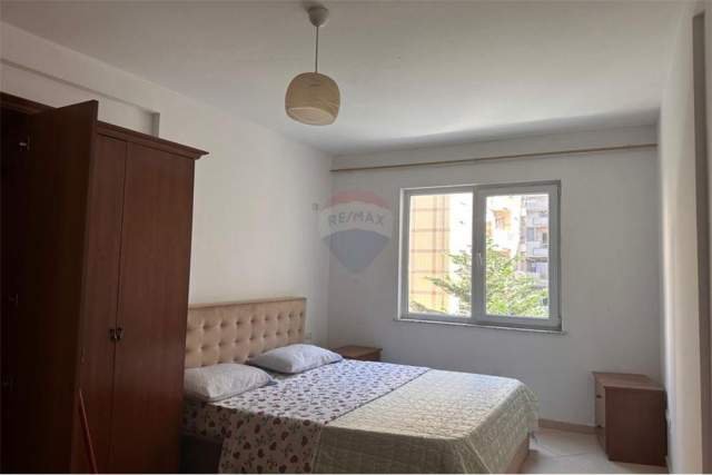 Tirane, jepet me qera apartament 2+1 Kati -1, 300 Euro