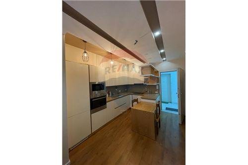 Tirane, jepet me qera apartament 1+1 Kati 4, 650 Euro