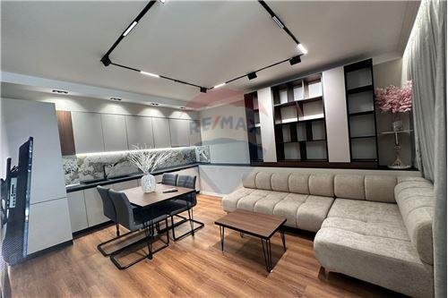 Tirane, jepet me qera apartament 2+1 Kati 4, 750 Euro