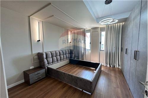 Tirane, jepet me qera apartament 2+1 Kati 4, 750 Euro