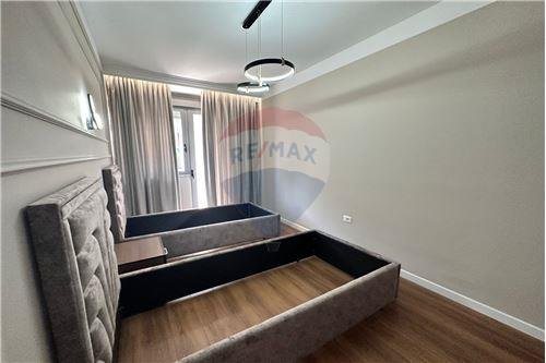 Tirane, jepet me qera apartament 2+1 Kati 4, 750 Euro