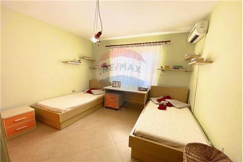 Tirane, jepet me qera 2+1 Kati 6, 600 Euro