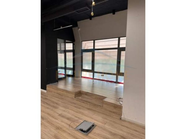 Tirane, jepet me qera zyre Kati 1, 103 m² 700 Euro (Rruga e Kavajes)