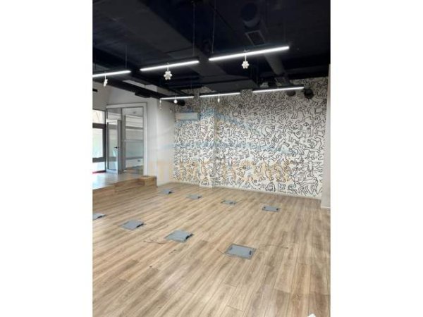 Tirane, jepet me qera zyre Kati 1, 103 m² 700 Euro (Rruga e Kavajes)