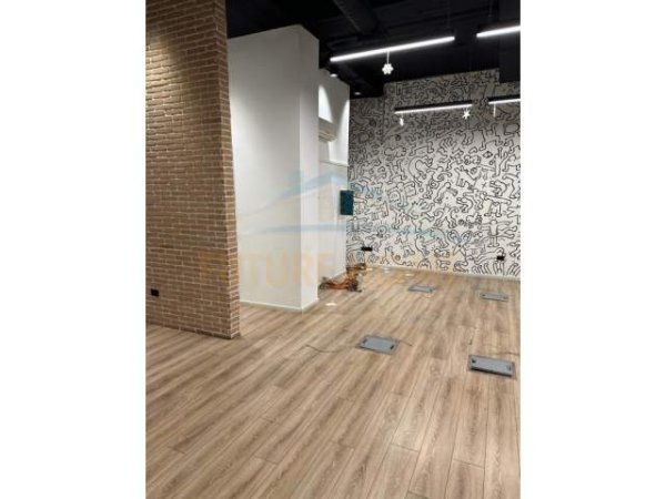 Tirane, jepet me qera zyre Kati 1, 103 m² 700 Euro (Rruga e Kavajes)